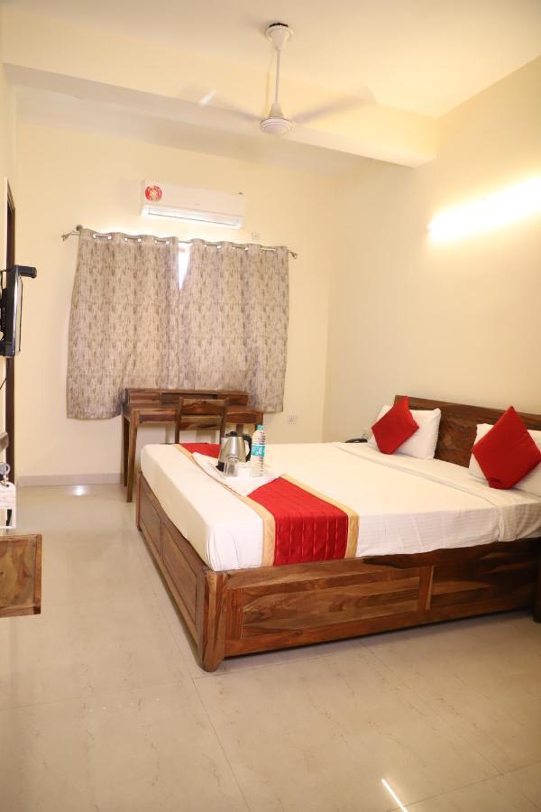 Hotel The York Noida Exterior photo